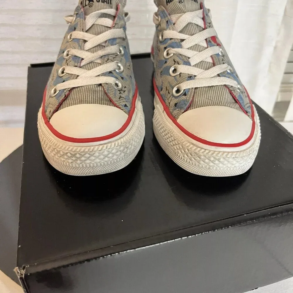 Converse Chuck Taylor’s Low Top Sneakers Womens Size 6 Blue Birds Cardinal Shoes